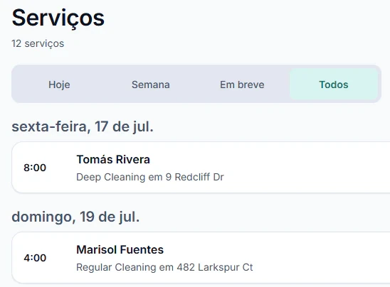A tela Serviços do app: um seletor Hoje, Semana, Próximos e Todos, e as visitas por dia com horário, cliente, serviço e endereço.